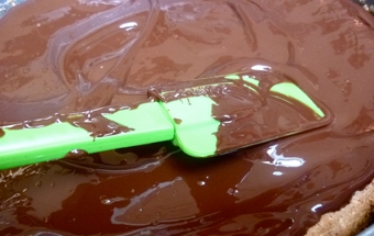 обмазуємо верхній корж глазур'ю