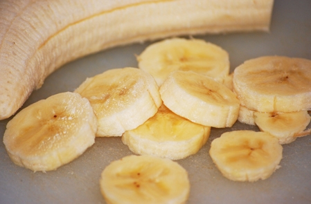 нарізаємо на кружечки банани