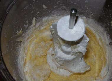 Додаємо до суміші борошно з крохмалем