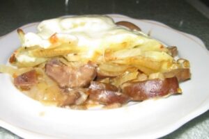 Нирки яловичі, запечені з цибулею