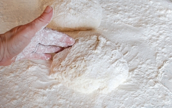 продовжуємо місити тісто на кухонному столі