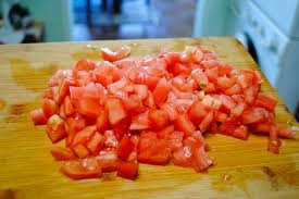 нарізаємо помідори дрібними кубиками