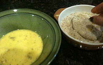 обвалюємо відбивні в сухарях