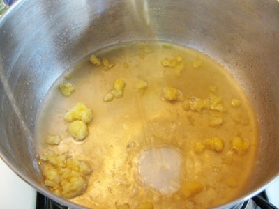 вода в каструлі