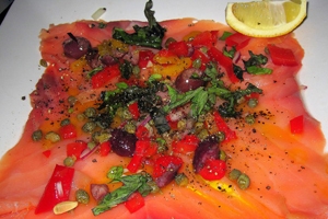 Карпаччо з сьомги з червоним перцем