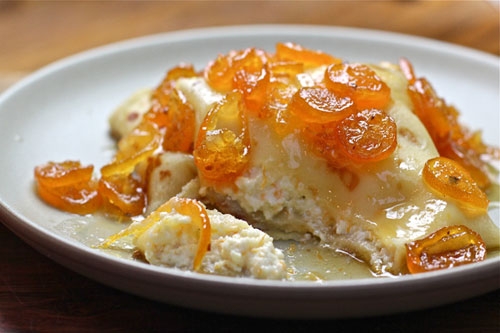 млинці з сиром і кумкватом на тарілці