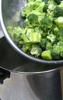 висипаємо брокколі в каструлю з окропом