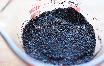 промиваємо мак під водою