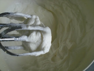 збиваємо вершки з цукровою пудрою до піків