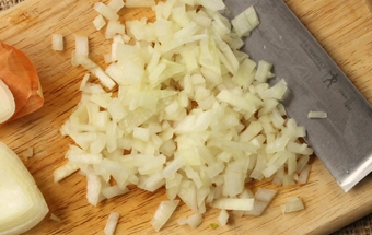 подрібнюємо цибулю