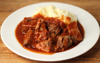 м'ясо з томатною підливою