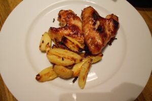 Курячі крильця з картоплею