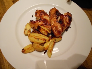 курячі крильця з картоплею