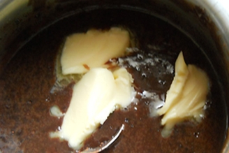 додаємо в шоколадну суміш вершкове масло