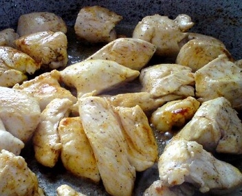 Обсмажуємо индейкино м'ясо