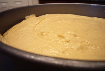 викладаємо тісто в сковороду