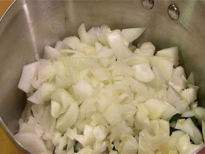 лук в сотейнику