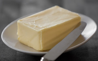 викладаємо вершкове масло в тарілку