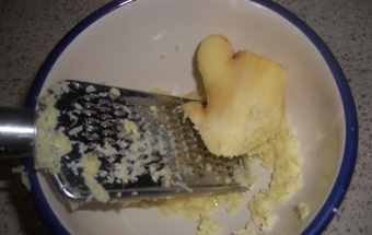 натираємо корінь імбиру