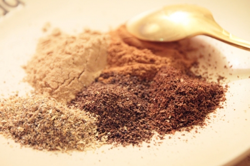 подрібнюємо гвоздику і коріандр