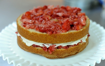 викладаємо другий корж і знову викладаємо на корж полуницю