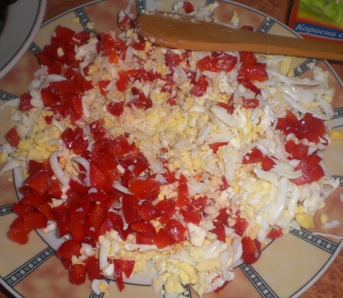 Подрібнений солодкий перець і яйце