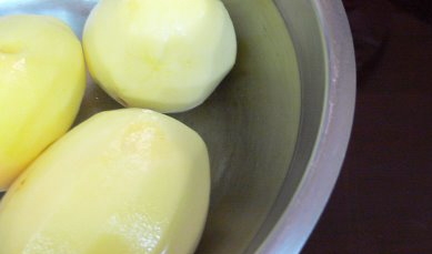 очищаємо картоплю