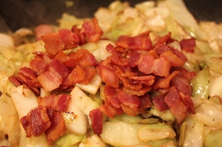 додаємо до капусти шкварки