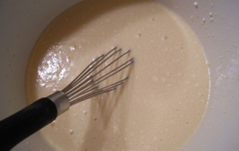 додаємо борошно в яєчно-молочну суміш