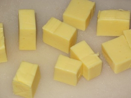 нарізаємо на шматочки плавлений сирок