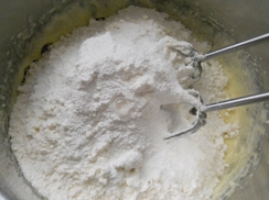 висипаємо в кефірну суміш борошно