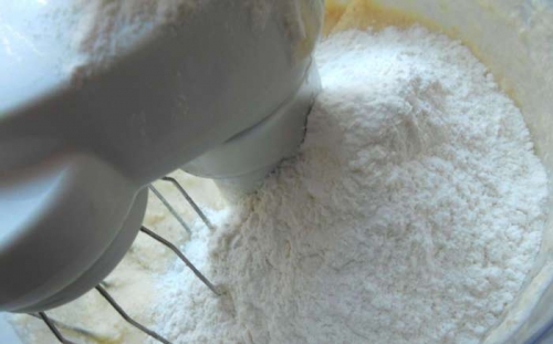 додаємо борошно