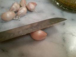 очищаємо часник від лушпиння