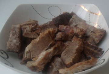 яловичину Ріжемо порційними шматочками