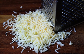 подрібнюємо сир