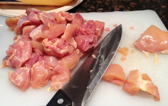 нарізаємо на шматочки куряче філе