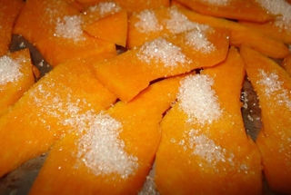 посипаємо шматочки гарбуза цукром