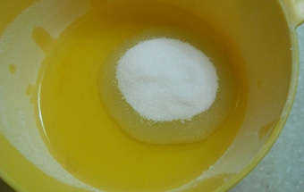 перемішуємо цукор з олією