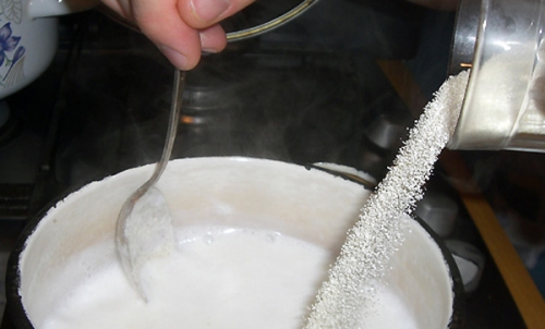 Висипаємо манну суміш у молоко