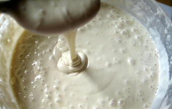 перемішуємо цукрово-борошняну суміш з водою