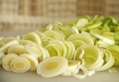 порей нарізаємо