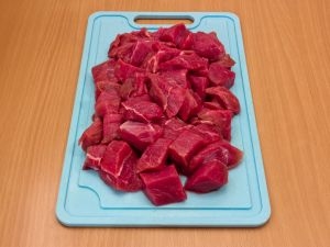 нарізаємо баранину