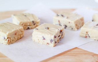 розрізаємо плитку шоколаду на квадратики