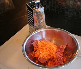 додаємо терту моркву