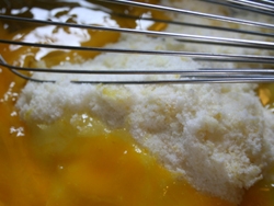 змішуємо розтоплене масло, яйце, цукор і сир