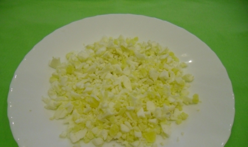 дрібно нарізаємо варені яйця