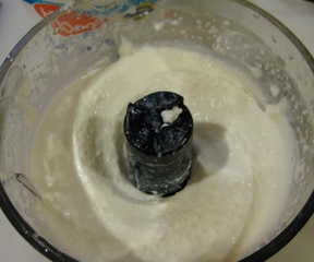 збиваємо в блендері сир з молоком