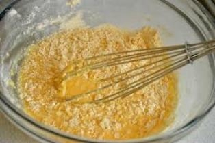 збиваємо жовтки і білки