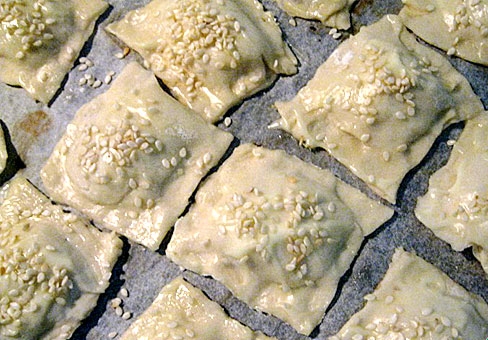 сформовані і посыпаные кунжутом Форнетті