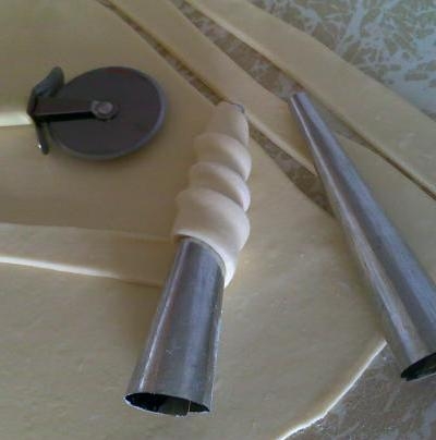 намотуємо смужки тесту на форми